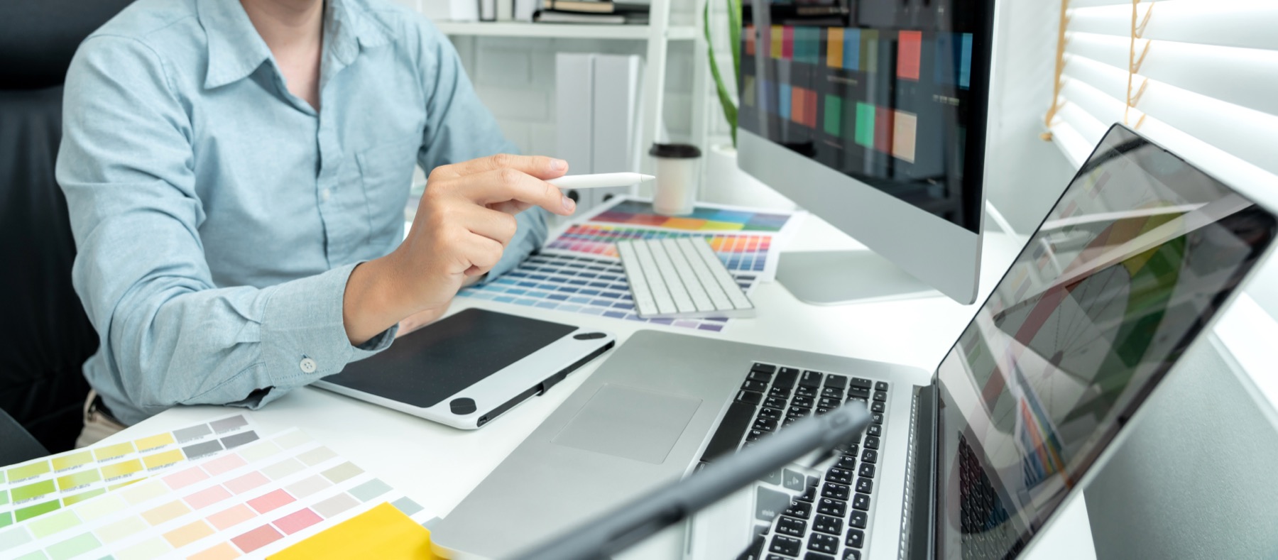 Diseñador trabajando con cartas de color sobre la mesa