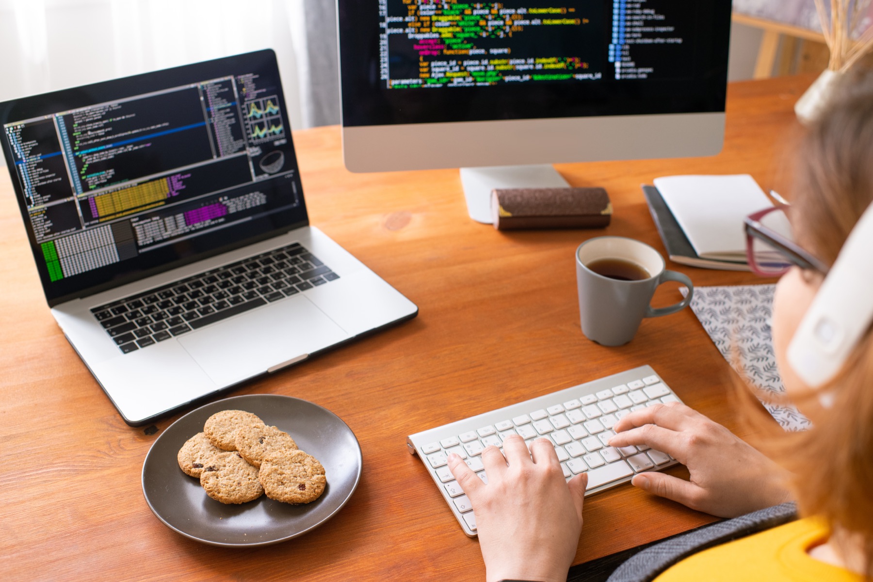 Trabajo de análisis y optimización delante de dos pantallas